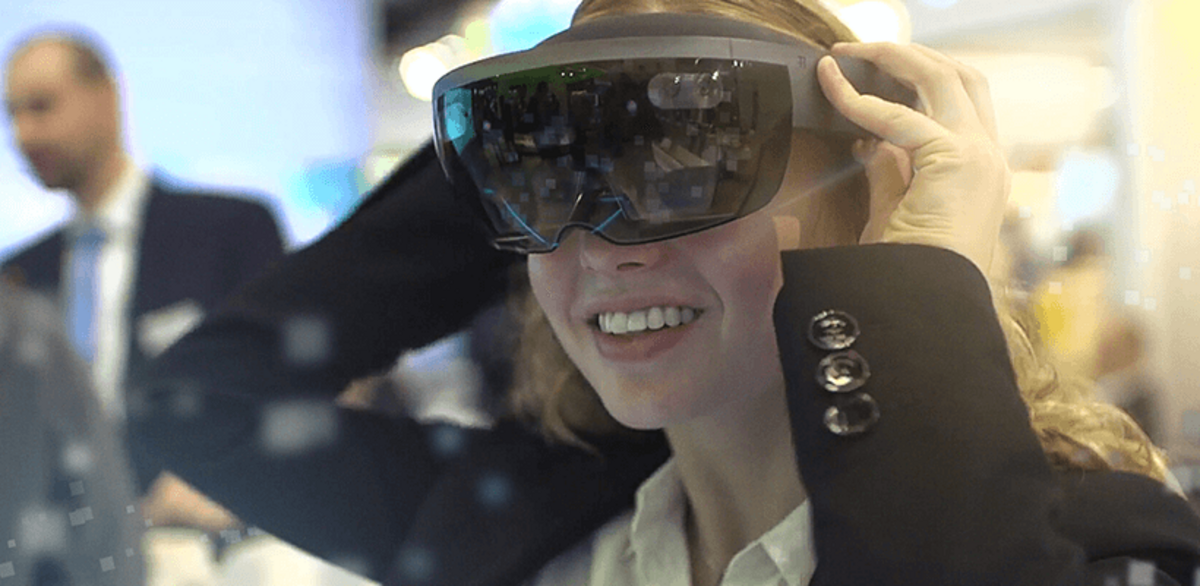 Frau mit VR Brille